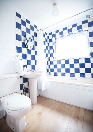 Combined shower/bathtub, deep-soaking bathtub, free toiletries - Woolston House (Southampton)