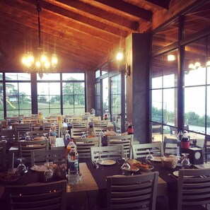 供應早餐、午餐及晚餐