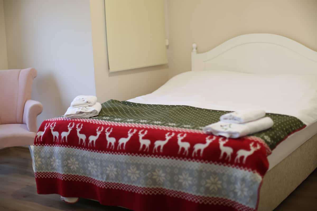 1 bedroom, in-room safe, laptop workspace, iron/ironing board