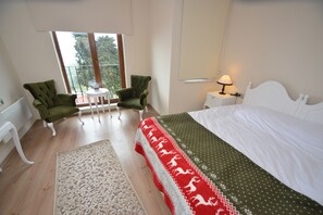 Cofres nos quartos, espaço de trabalho para notebook