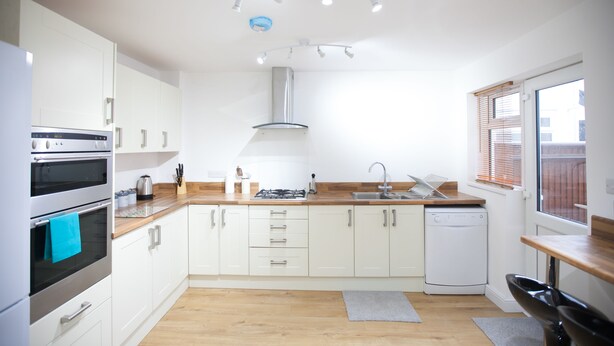 Fridge, microwave, oven, stovetop - Queen Victoria House (Southampton)