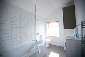 House, 2 Bedrooms | Bathroom | Combined shower/bathtub, deep-soaking bathtub, free toiletries