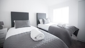 House, 2 Bedrooms | Desk, iron/ironing board, WiFi (free), bed sheets - Queen Victoria House (Southampton)
