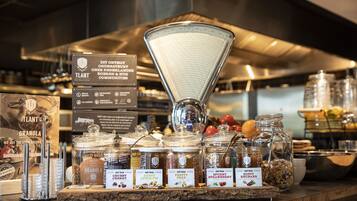 Frukostbuffé varje dag (EUR 18.50 per person)