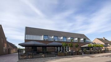 Vista frontal de la propiedad