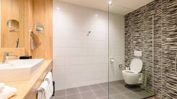 Deluxe dubbelrum - balkong | Badrum | Gratis toalettartiklar, hårtork, handdukar och tvål