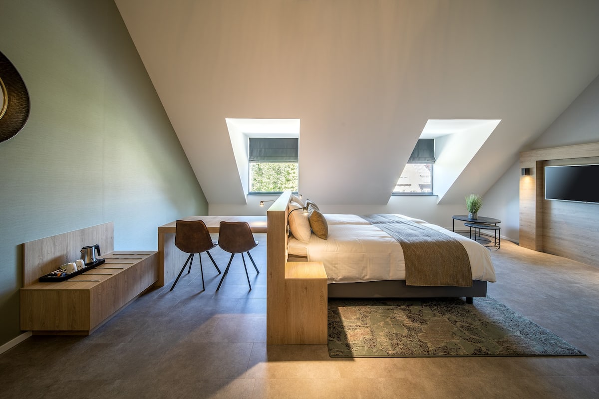 Family Room | Minibar, in-room safe, desk, blackout curtains