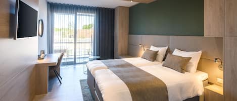 Minibaari, tallelokero huoneessa, työpöytä, pimennysverhot