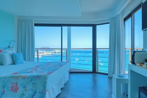 Minibar, coffres-forts dans les chambres, bureau, rideaux occultants