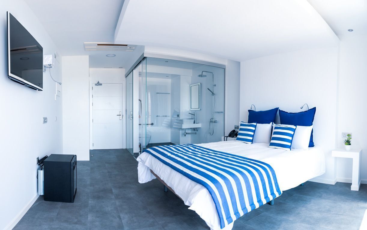 Minibar, caja de seguridad en la habitación y escritorio 