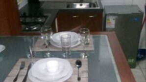 Réfrigérateur, micro-ondes, plaque de cuisson