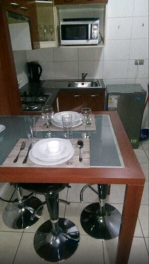 Fridge, microwave, stovetop, cookware/dishes/utensils