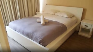 Coffres-forts dans les chambres, fer et planche à repasser