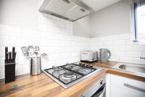 Appartement, 1 chambre (B) | Cuisine privée | Réfrigérateur, four à micro-ondes, un four, surface de cuisson