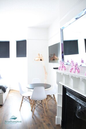 Studio | In-room dining - Highfield Apartments (Southampton)