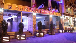 L’extérieur du Samsung Park Hotel se distingue par sa façade moderne, ses grandes fenêtres et son espace extérieur aménagé en coin salon.