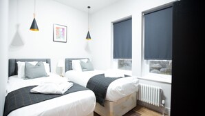 Casa, 3 habitaciones | Escritorio, tabla de planchar con plancha, wifi gratis y ropa de cama 