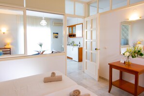 Design Suite | 1 bedroom, in-room safe, individually decorated, individually furnished