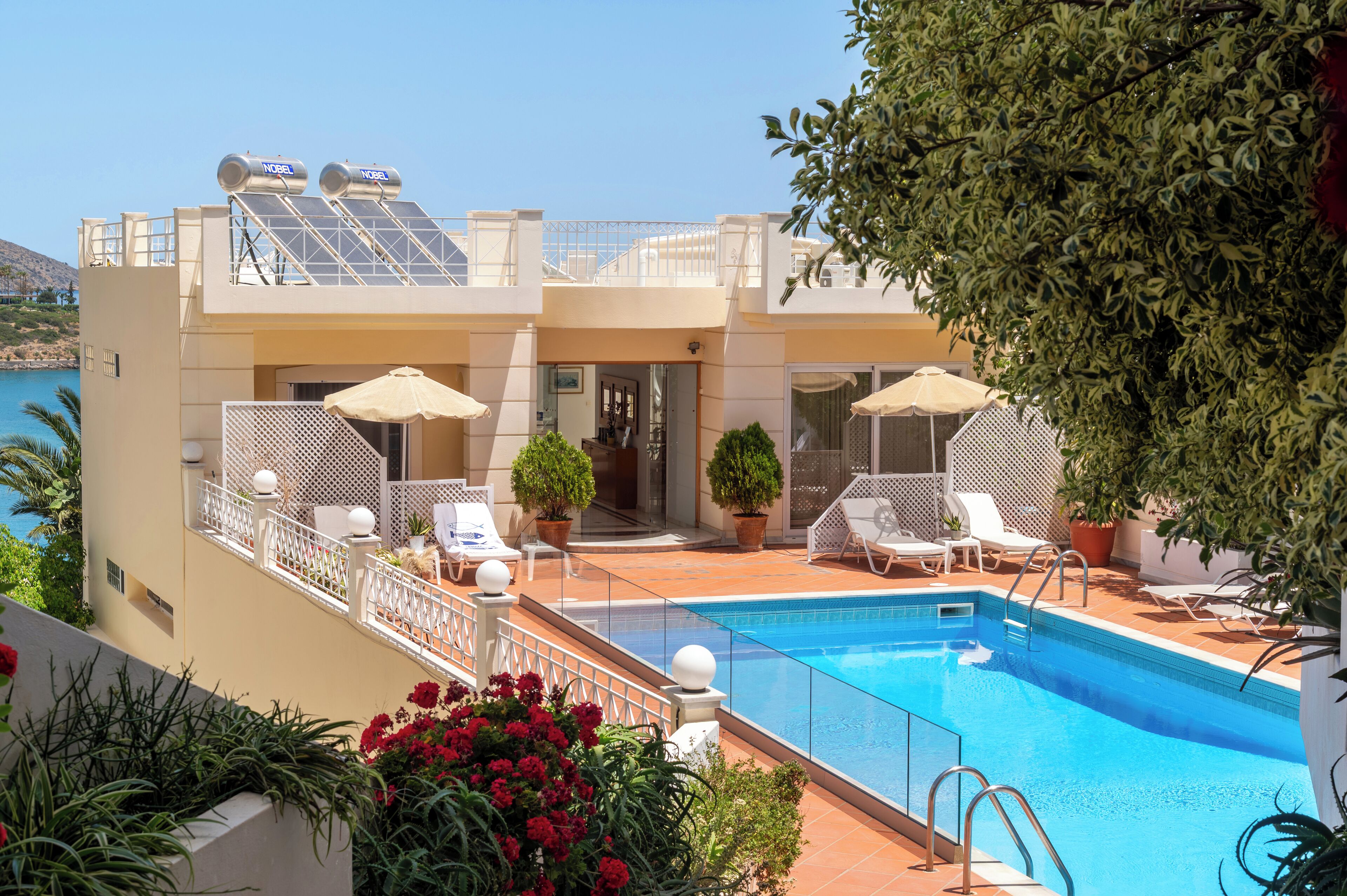 En säsongsöppen utomhuspool