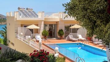 En sÀsongsöppen utomhuspool