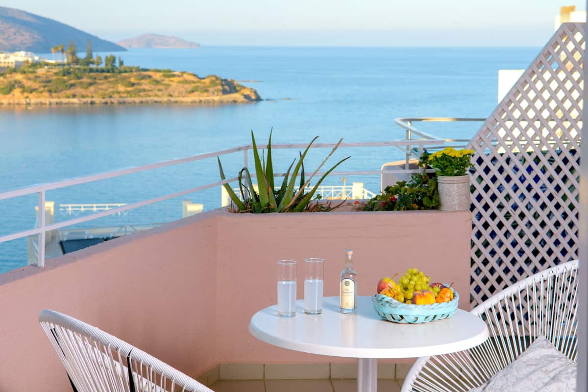 Executive Studio with Sea View | 1 camera, una cassaforte in camera, con stile personalizzato