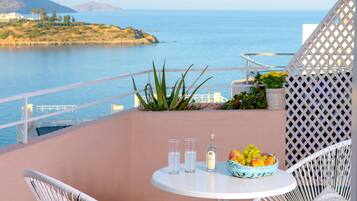 Executive Studio with Sea View | 1 sovrum, vÀrdeförvaringsskÄp pÄ rummet och individuell inredning