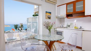 Fridge, oven, stovetop, coffee/tea maker