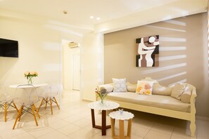 Flat-screen TV - Bellevue Suites (Agios Nikolaos)