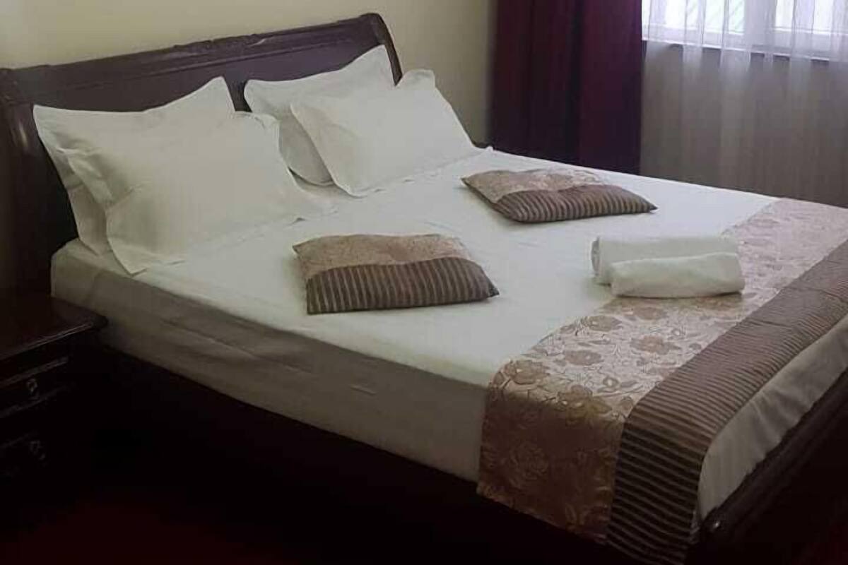 Deluxe Room, 1 Double Bed | In-room safe, rollaway beds (surcharge), WiFi (free), bed sheets