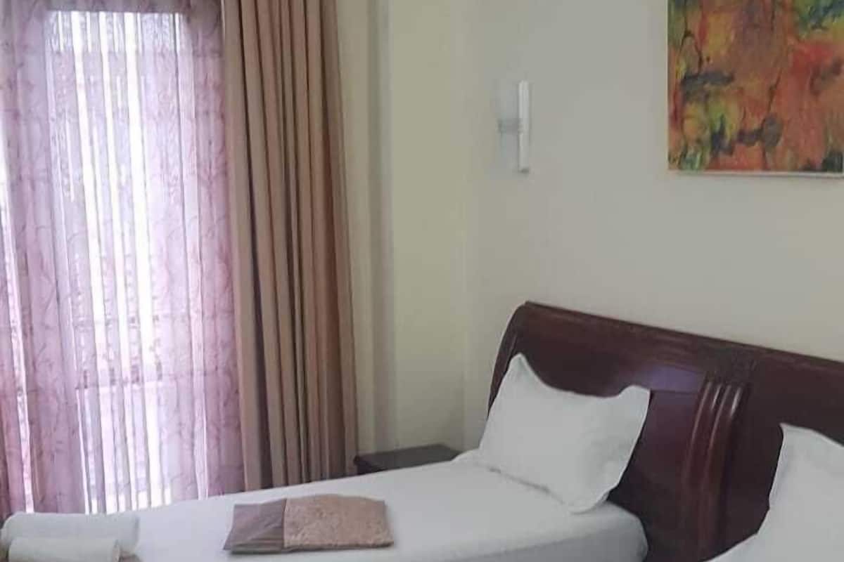 Basic Room, 2 Katil Bujang (Single), Non Smoking | Peti besi dalam bilik, katil lipat simpan/tambahan, Wi-fi percuma