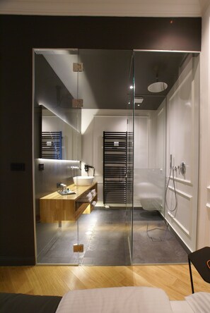 Appartement Deluxe, 1 chambre | Salle de bain | Douche, articles de toilette (gratuits), séchoir à cheveux