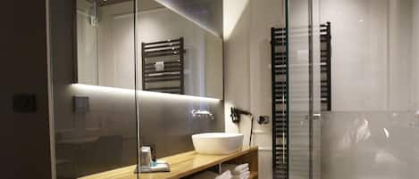 Appartement Deluxe, 1 chambre | Salle de bain | Douche, articles de toilette (gratuits), séchoir à cheveux
