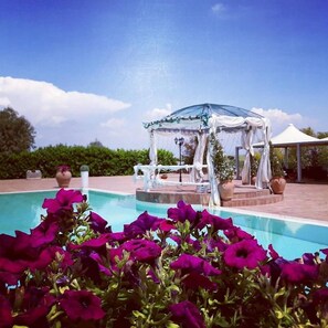 Kolam renang outdoor musiman, dengan payung kolam renang