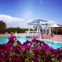 Una piscina al aire libre de temporada, sombrillas