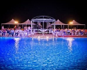 Seasonal outdoor pool, open 6:00 AM to 6:00 PM, pool umbrellas - Agriturismo Il Borgo (Ariccia)