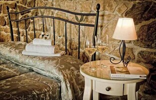 Cubrecamas, cortinas blackout, sistema de insonorización y ropa de cama 