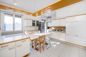 Apartment, 2 Schlafzimmer | Eigene Küche | Großer Kühlschrank, Mikrowelle, Herdplatte, Wasserkocher