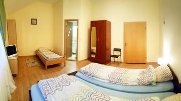 Deluxe Triple Room | Desk, soundproofing, iron/ironing board, free WiFi