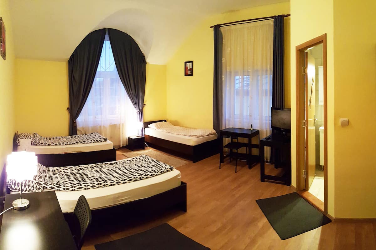 Habitación triple Deluxe | Escritorio, insonorización, tabla de planchar con plancha y wifi gratis