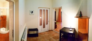 ห้องสตูดิโอสวีท, ระเบียง | โต��๊ะทำงาน, ห้องเก็บเสียง, เตารีด/โต๊ะรีดผ้า, Wi-Fi ฟรี