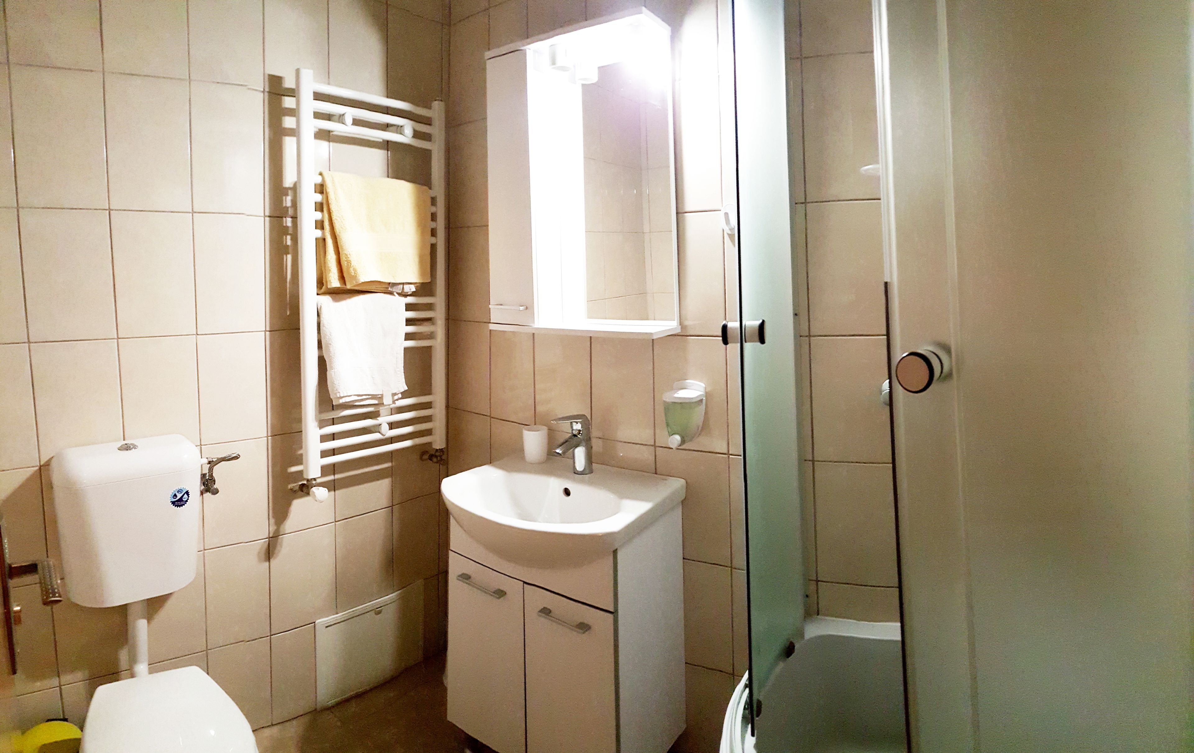 Deluxe Triple Room | Bathroom | Deep soaking tub, hair dryer, towels