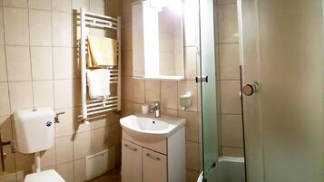 Deluxe Triple Room | Bathroom | Deep soaking tub, hair dryer, towels