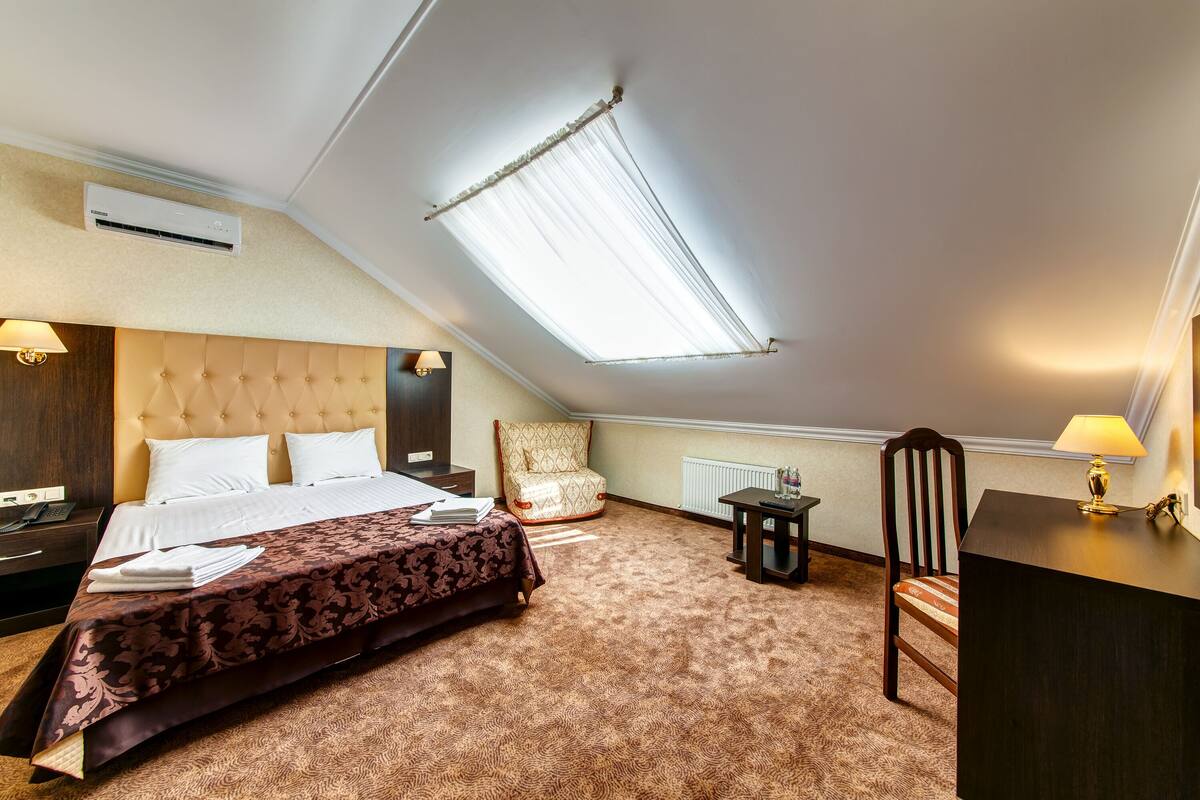 Standard-Doppelzimmer, Zwischengeschoss | 1 Schlafzimmer, Minibar, Zimmersafe, Schreibtisch