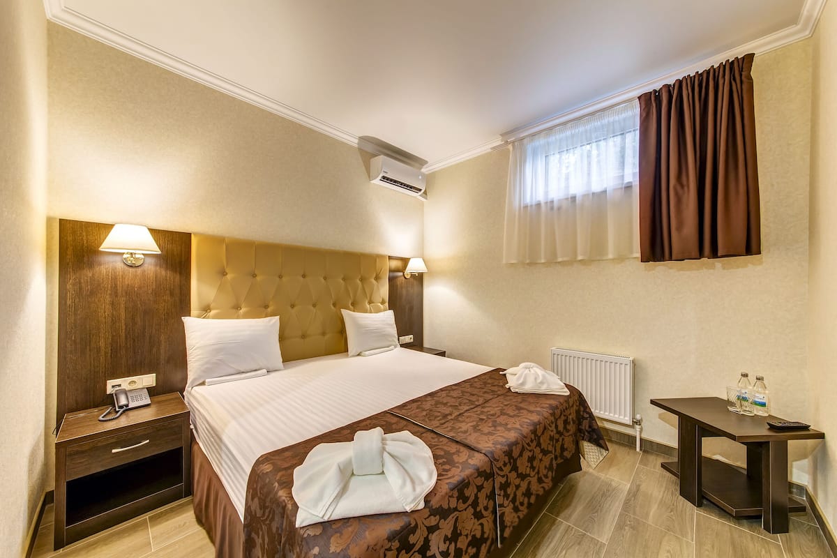 Economy-Doppelzimmer, Erdgeschoss | 1 Schlafzimmer, Minibar, Zimmersafe, Schreibtisch