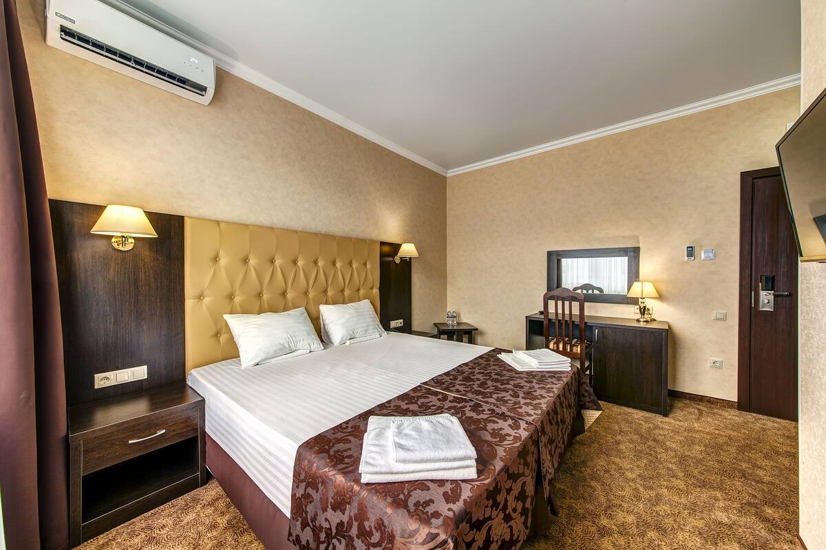 Standard-Doppel- oder -Zweibettzimmer | 1 Schlafzimmer, Minibar, Zimmersafe, Schreibtisch