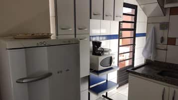Geladeira grande, micro-ondas, fogão, cooktop