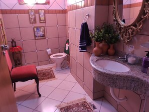 샤워 시설, 무료 세면용품, 타월, 비누