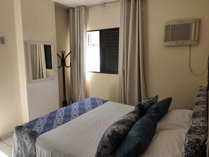 1 개의 침실, 각각 다른 스타일의 인테리어, 각각 다르게 가구 비치, 책상