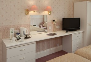 Iron/ironing board, bed sheets - White Heather Hotel (Llandudno)