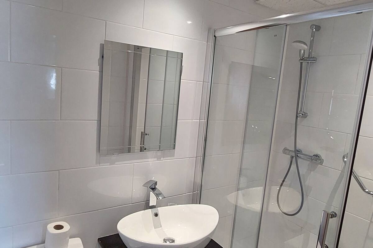 side sea view- double room | bathroom | shower, towels